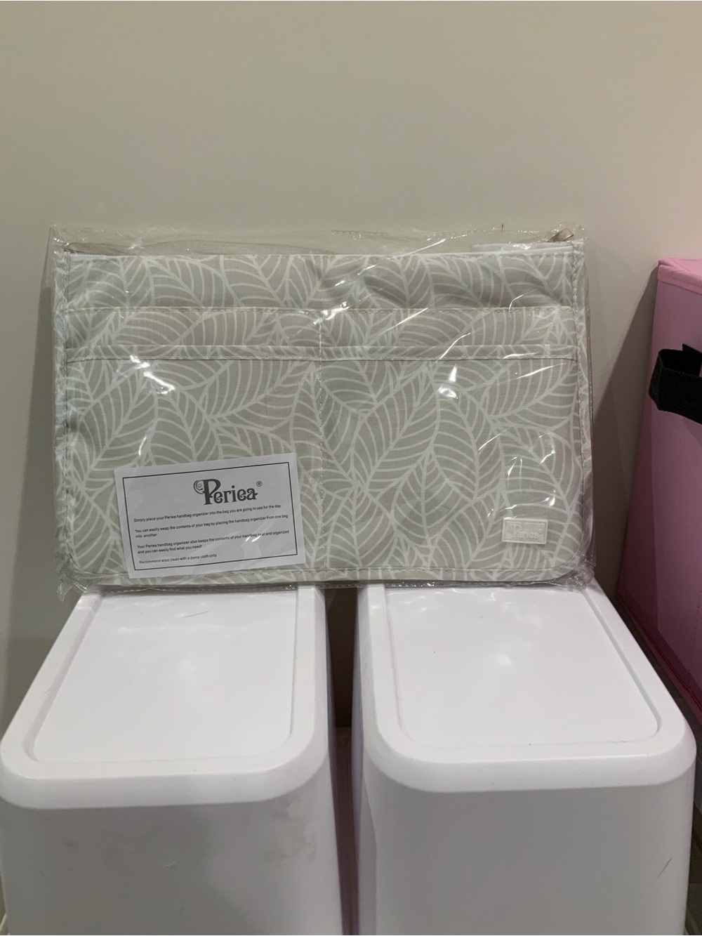 Periea Leaf Print Organizer in Light Gray and White